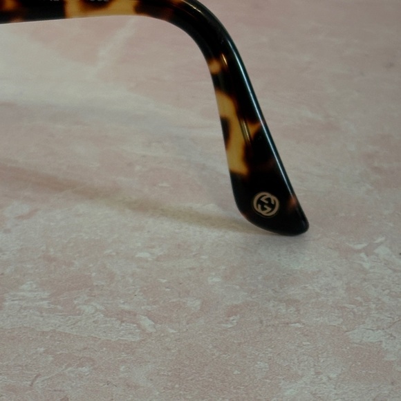 Authentic Gucci tortoise shell sunglasses - left arm broken, right arm intact main image 8
